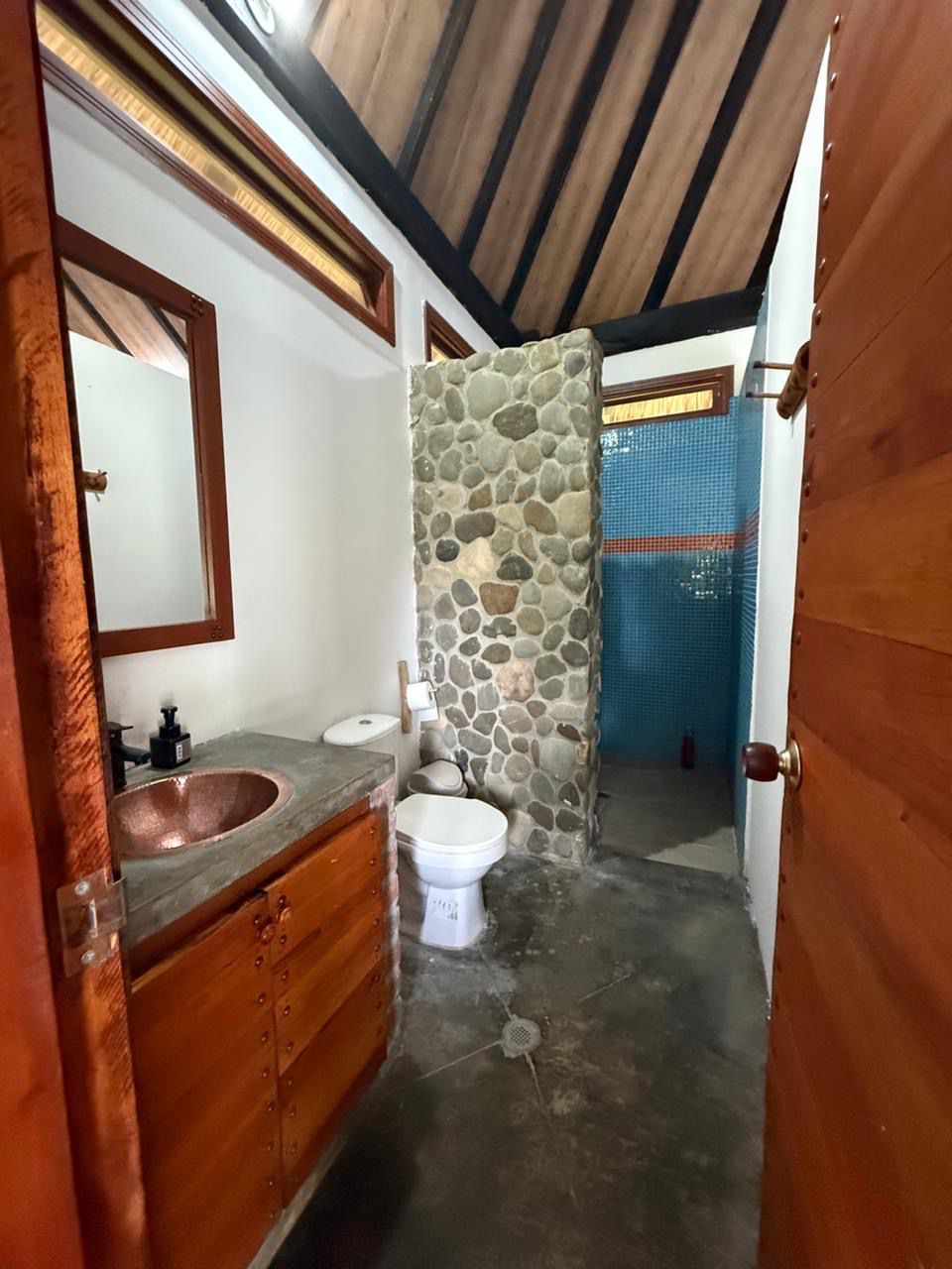 Baño con ducha de piedra natural