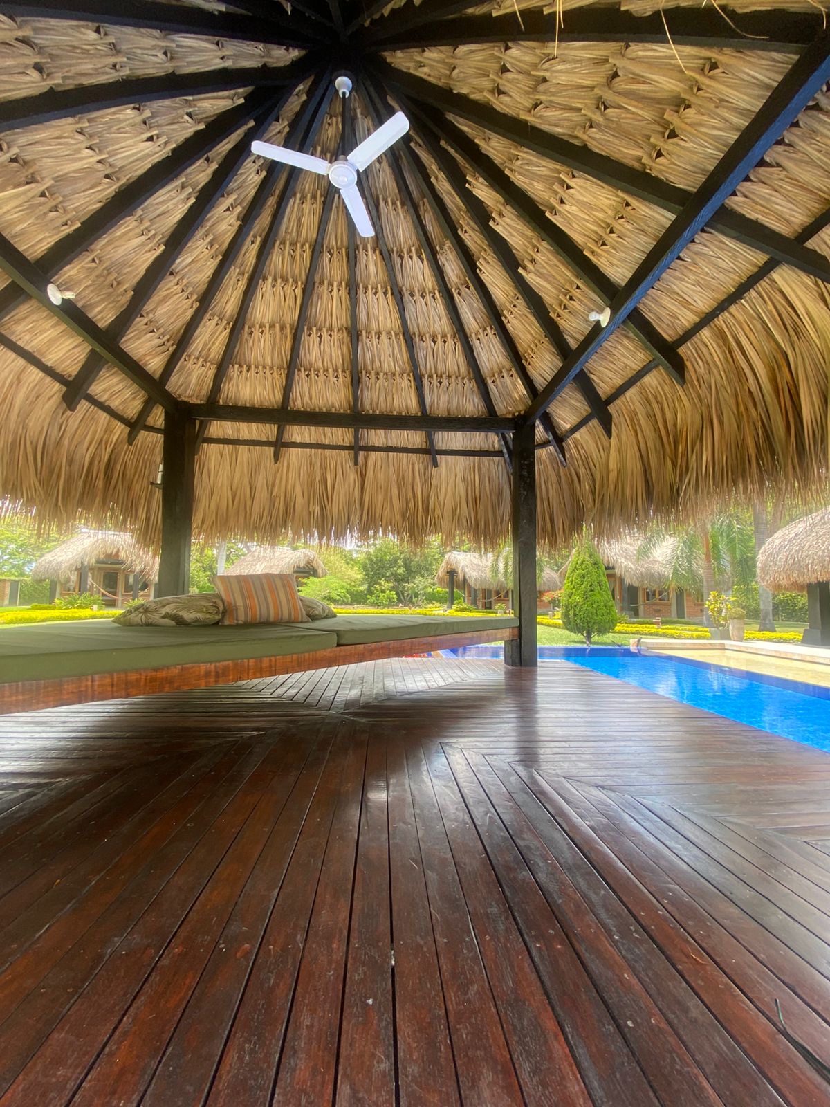 Deck de madera junto a la piscina