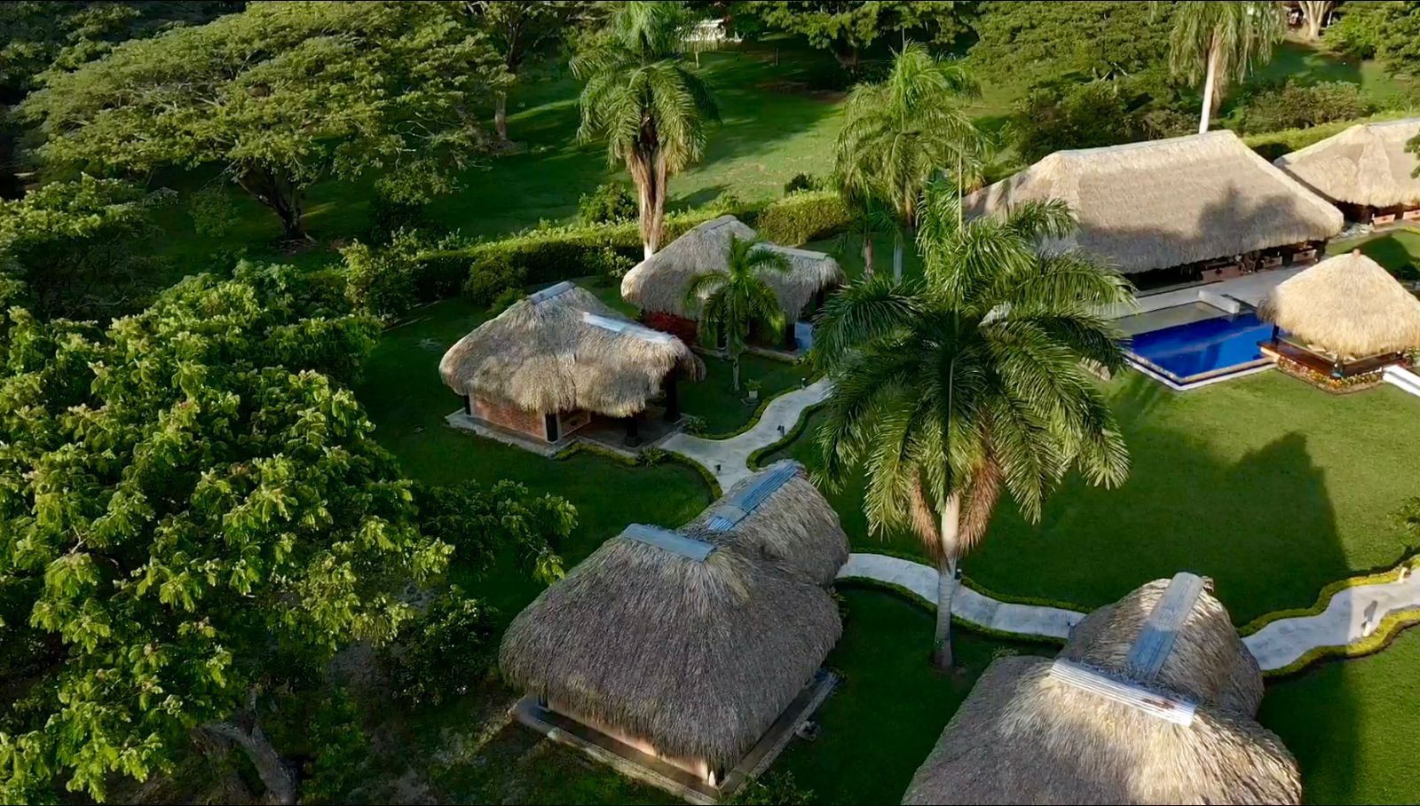 Vista aérea de las cabañas y jardines