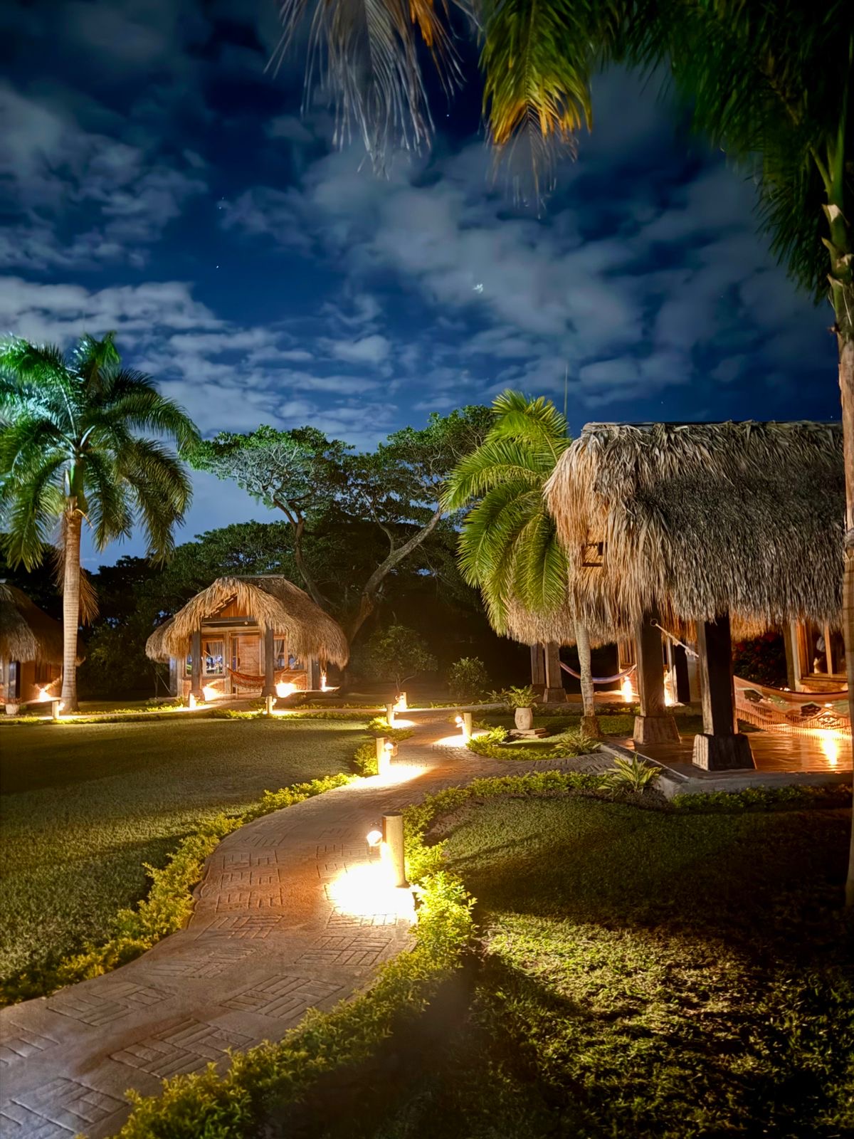 Cabañas iluminadas de noche