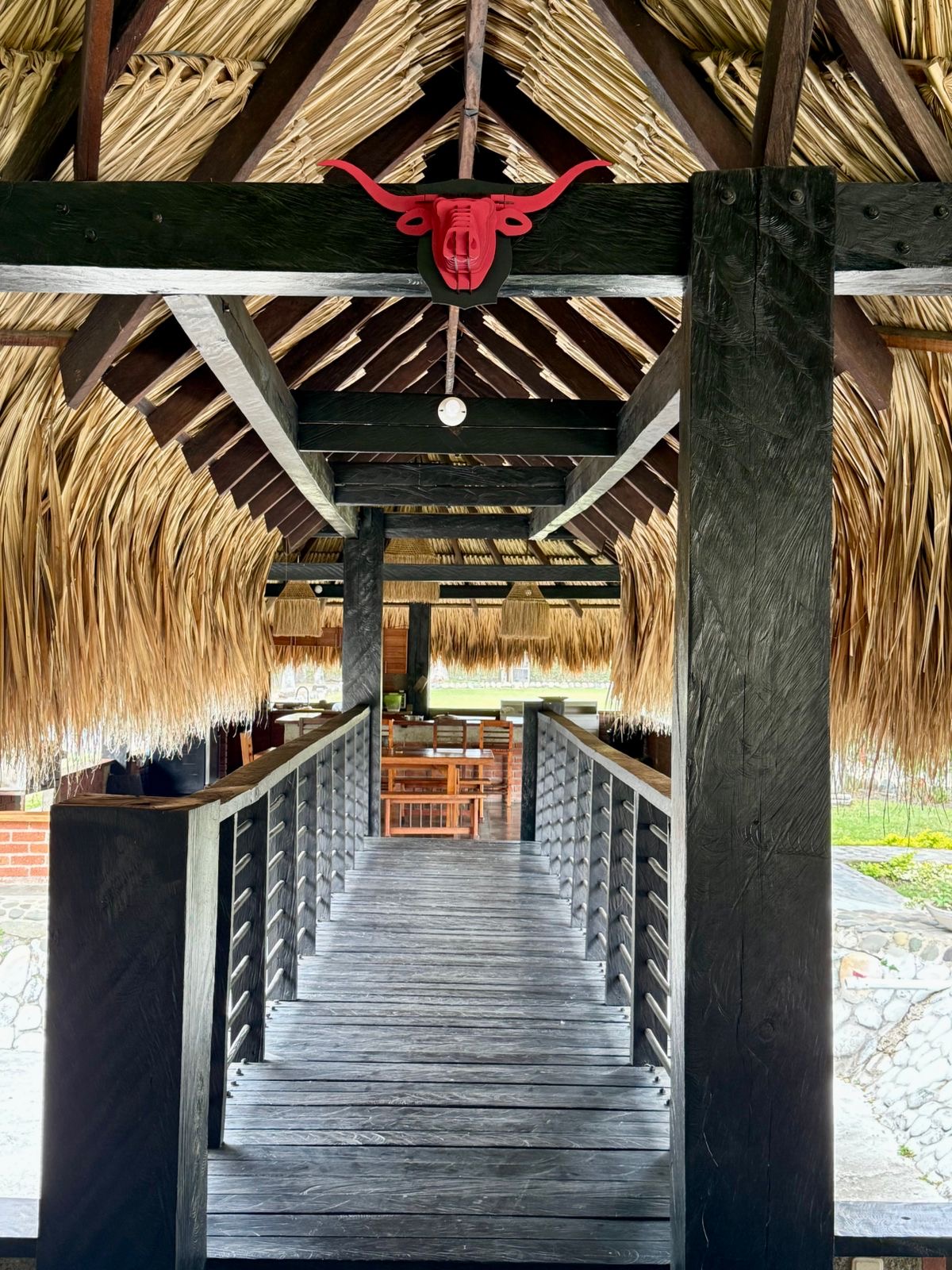 Puente de madera al kiosko principal